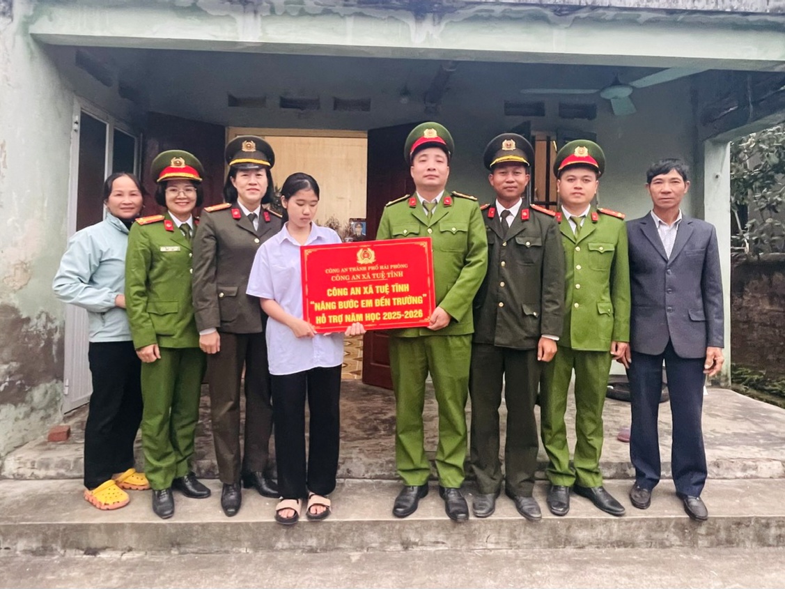 Công an xã Tuệ Tĩnh lan tỏa nghĩa tình trong phong trào “Nâng bước em đến trường”